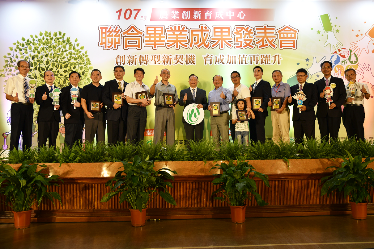 Participants pose for a group photo.