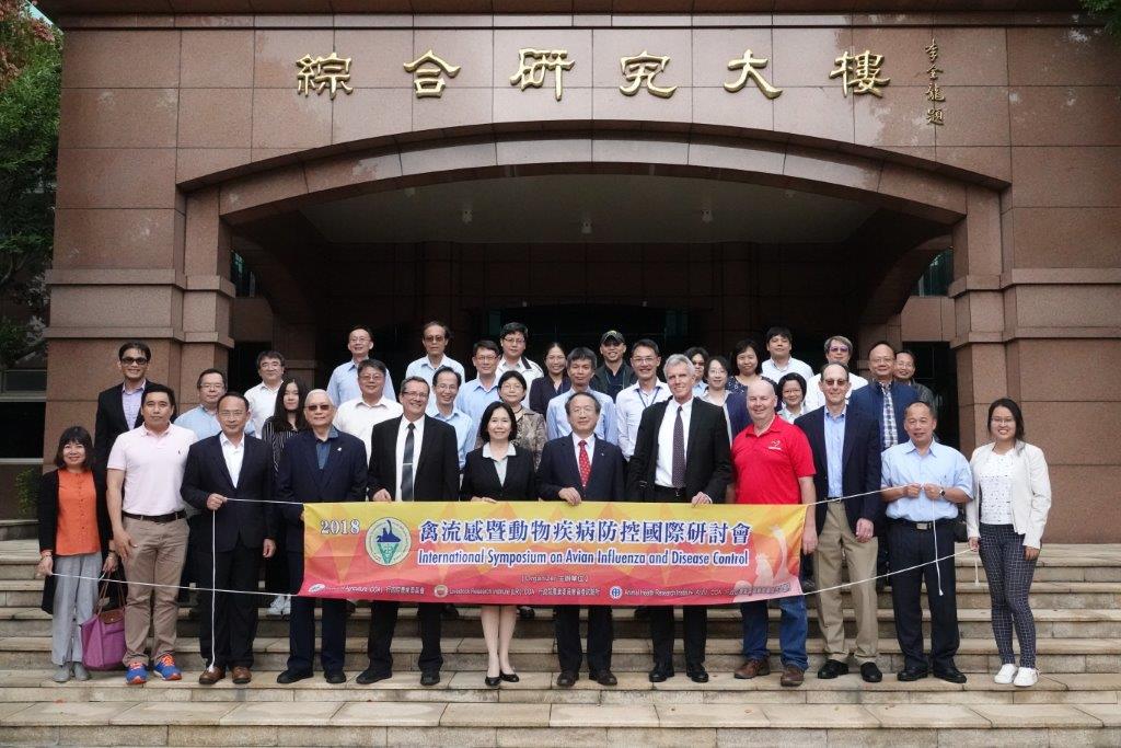 Group photo session in front of the Animal Health Research Institute (AHRI) after the Oct. 23 meeting.