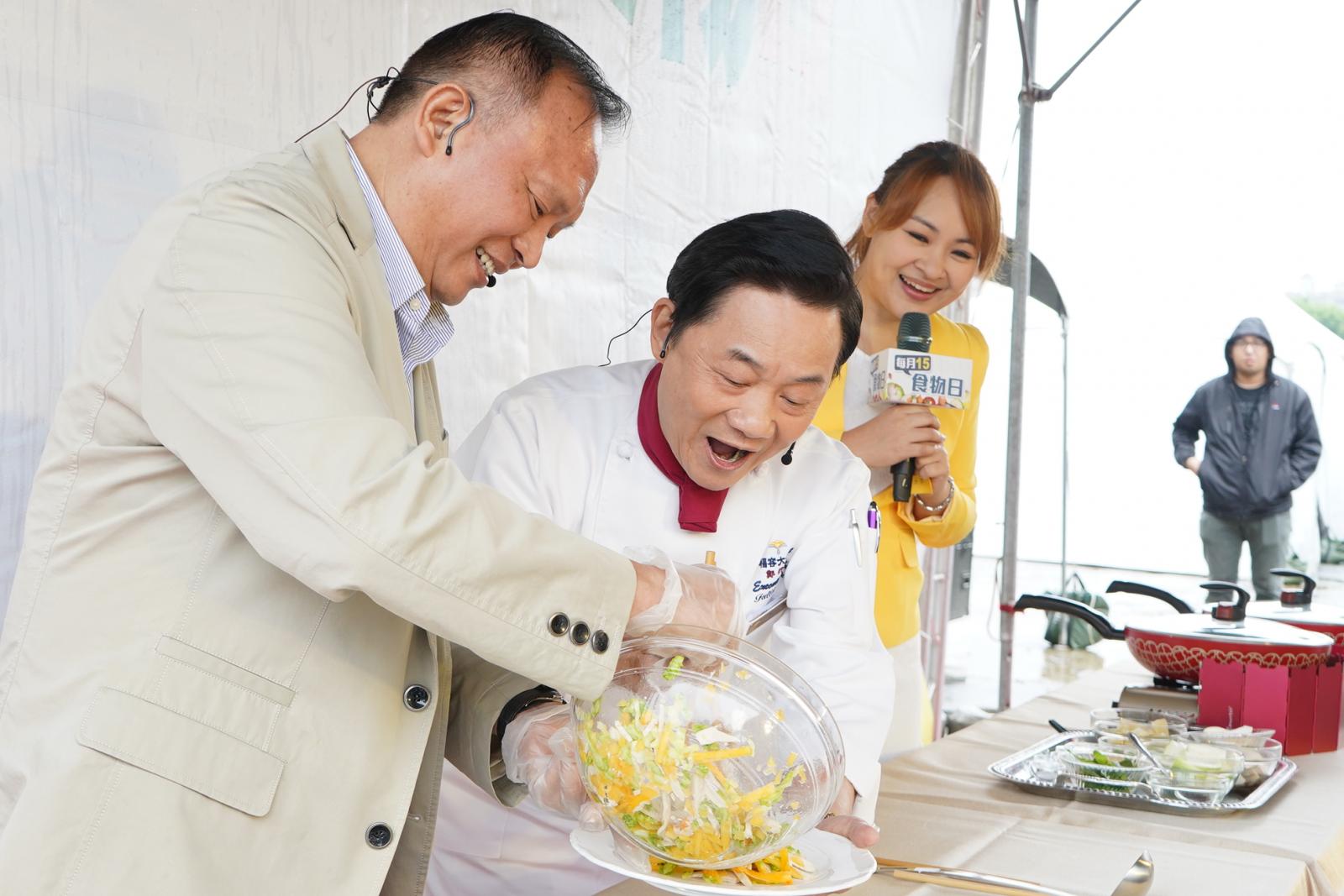 Minister Lin and Chef Ah-Chi prepare dishes.
