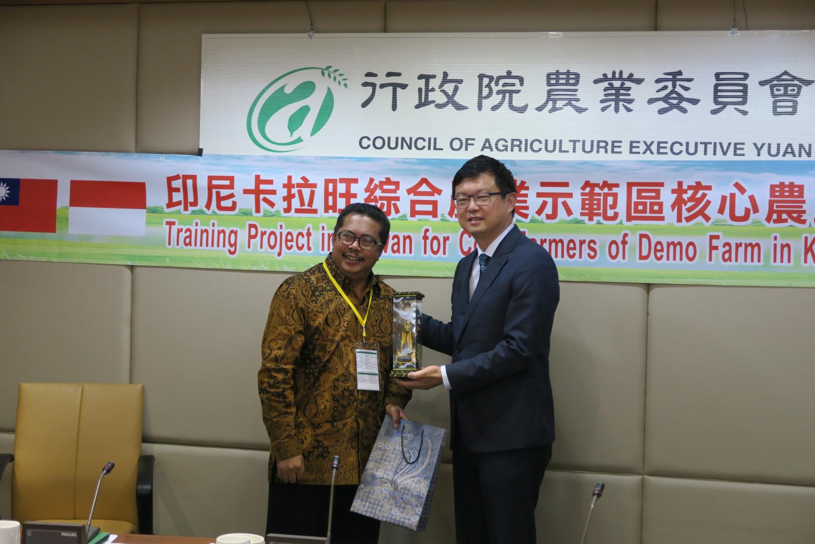 A photo of COA Deputy Minister Lee Tuey-chih and a representative of the Indonesian trainees.