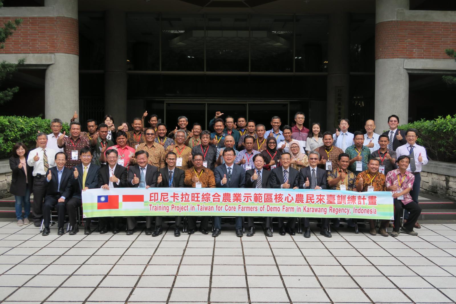 A group photo of COA Deputy Minister Lee Tuey-chih and core farmers from the Karawang area of Indonesia who came to Taiwan for training.