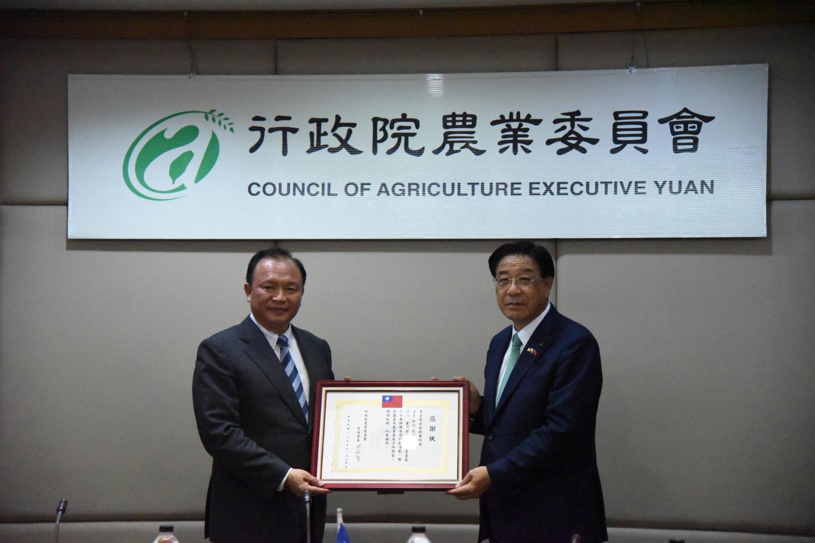 Minister Lin presents a certificate of appreciation to Nakagawa Tadaaki, a member of the Toyama Prefectural Assembly and head of the Toyama Prefecture Japan-Taiwan Friendship Association.