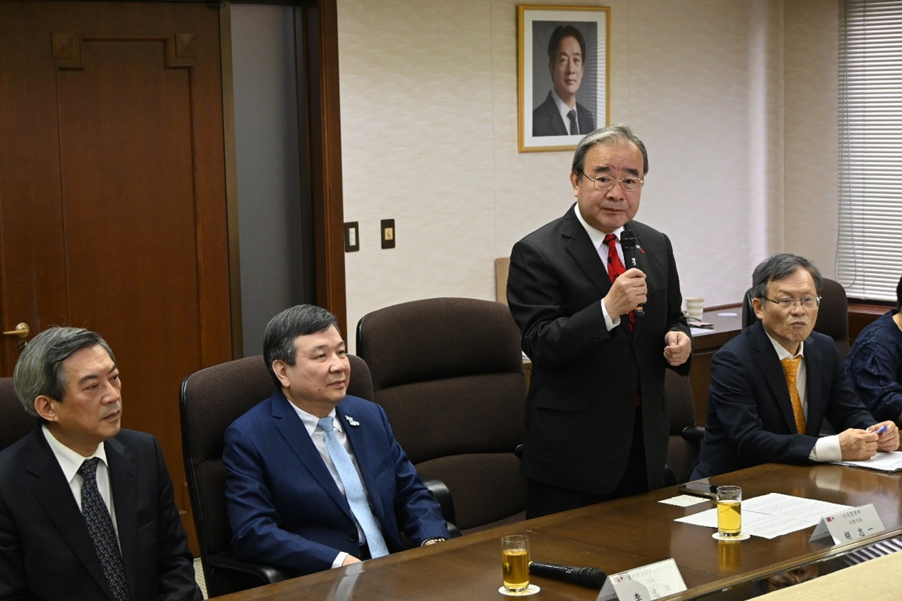 1_Hu Jong-I, Deputy Minister in the Ministry of Agriculture (MOA), represented the MOA in Japan at the formal announcement of the opening of a new Agricultural Division in the Taipei Economic and Cultural Representative Office (TECRO) in Japan, where he also delivered remarks. Pictured here are (from left), TECRO Deputy Representative Chou Shyue-yow; Representative Ambassador Lee Yi-Yang; Deputy Minister Hu, and Wang Chin-Yaw, the first chief of the Agricultural Division.