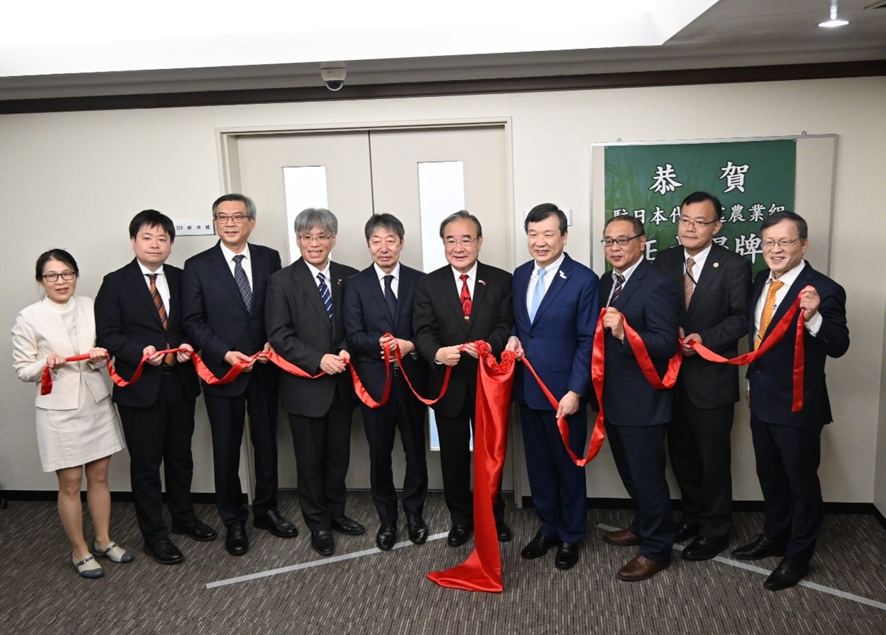 2_A group photo of meeting participants.