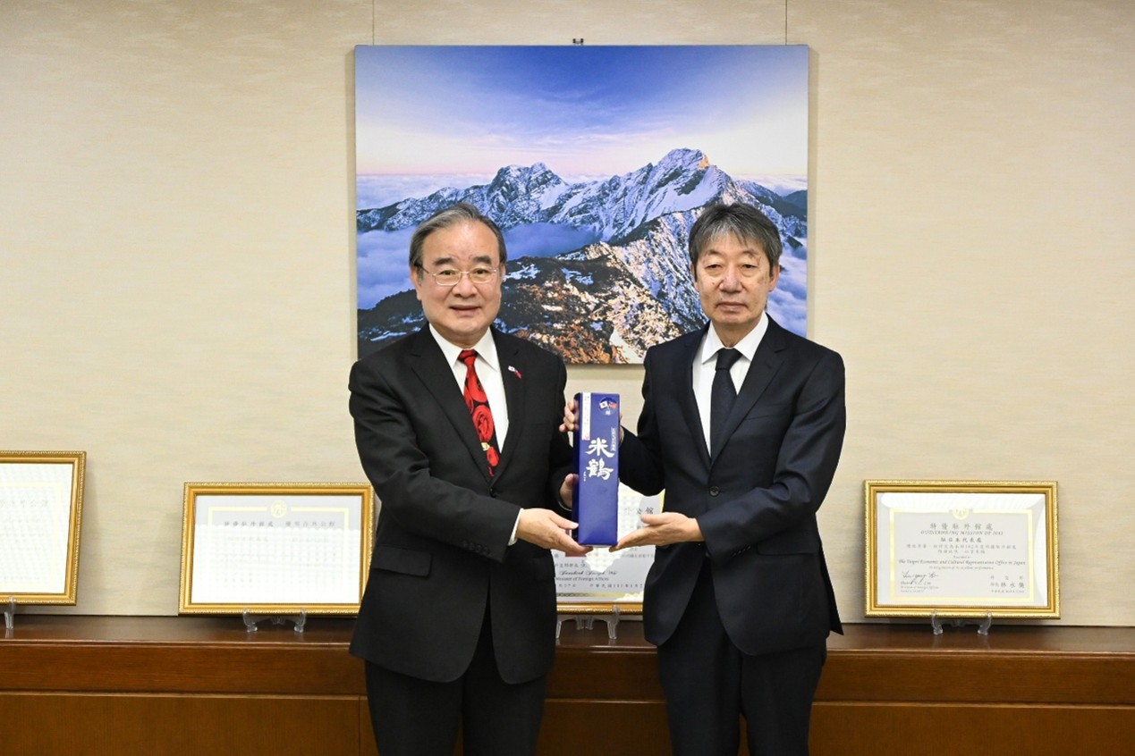 3_Hu Jong-I, Deputy Minister in the Ministry of Agriculture (MOA), represented the MOA in Japan at the formal announcement of the opening of a new Agricultural Division in the Taipei Economic and Cultural Representative Office (TECRO) in Japan, where he also delivered remarks. Pictured here are (from left), TECRO Deputy Representative Chou Shyue-yow; Representative Ambassador Lee Yi-Yang; Deputy Minister Hu, and Wang Chin-Yaw, the first chief of the Agricultural Division.