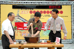 Locals demonstrate the Hakka tradition of mochi making in Beipu./Cheryl Robbins, Taiwan News