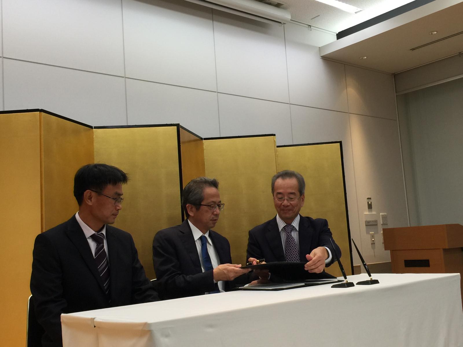 The MITAGRI Company and the Farmind Corporation signed a Momorandum of Cooperation, and will strengthen cooperation based on a target of purchasing 10 billion Yen in produce within the next five years.