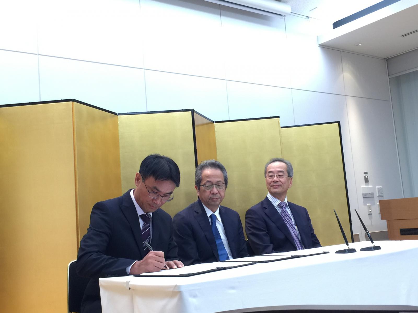 MITAGRI Chairman Chen Yu-jan and Farmind Corporation President Tatsuo Horiuchi sign a Memorandum of Cooperation in Tokyo.