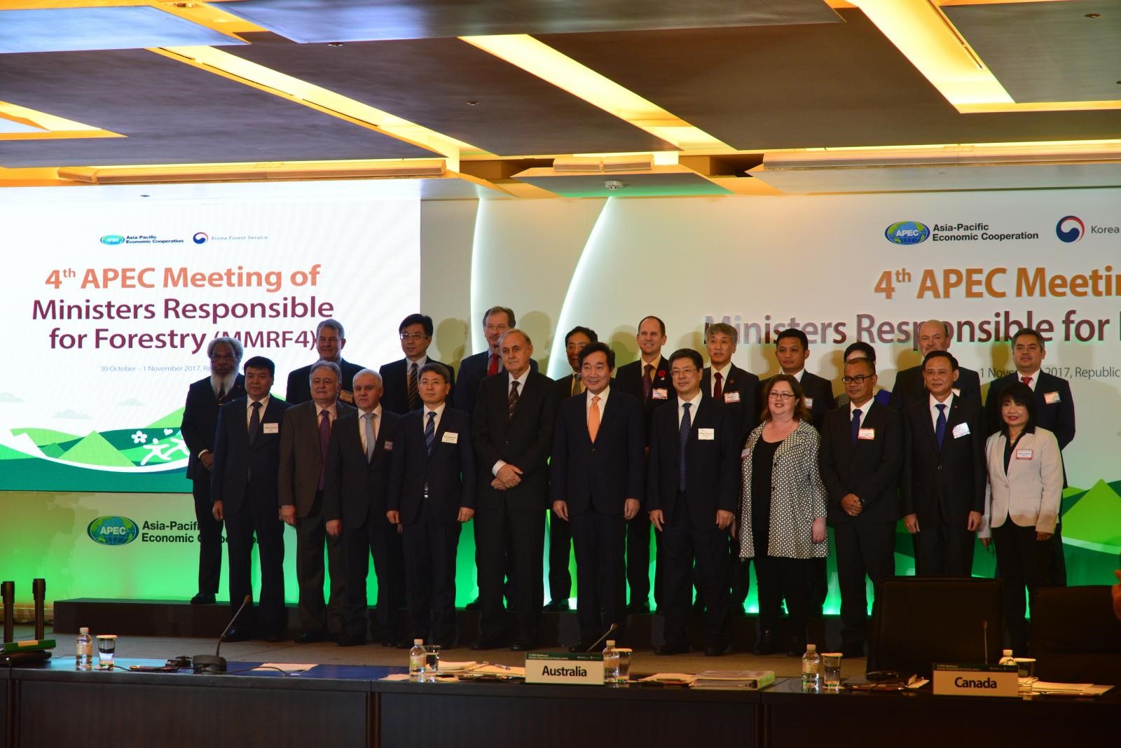 In response to the 2017 APEC theme, “Creating New Dynamism, Fostering a Shared Future”, the MMRF4 opened a dialogue with private-sector organizations with respect to increasing forest coverage area in the Asia-Pacific region, promoting cooperation in combating illegal logging and associated trade, creating forest-based jobs, bringing into the concept of foresr welfares, and sharing the future prospects of forests.