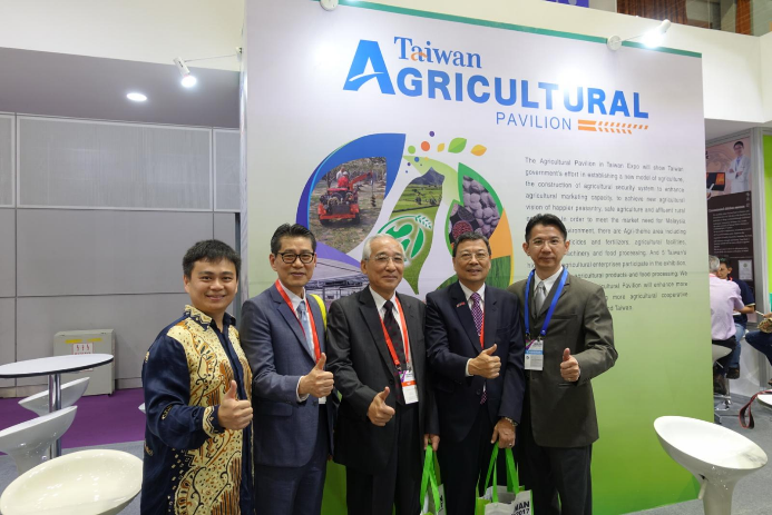 Dave Lin, president of the Taipei Investors’ Association in Malaysia (second from right), honorary president Eric S. Y. Tu (third from right), and vice-president James Wei (second from left) and other guests visited the Taiwan Agricultural Pavilion, where they expressed approbation of the technology and outstanding agribusinesses exhibited there.
