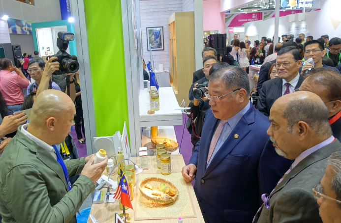 The Malaysian Prime Minister’s Special Envoy to East Asia Datuk Seri Tiong King Sing (second from right) and former Malaysian Foreign Minister Tan Sri Syed Hamid Albar (first at right), personally visited the Taiwan Agricultural Pavilion, where they got a detailed understanding of organic turmeric.