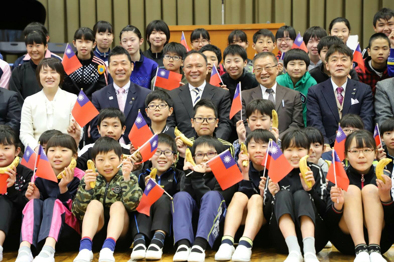 Council of Agriculture Minister Lin Tsung-hsien gave out Taiwan bananas at the Harasato Elementary School in Gotemba City, Japan.