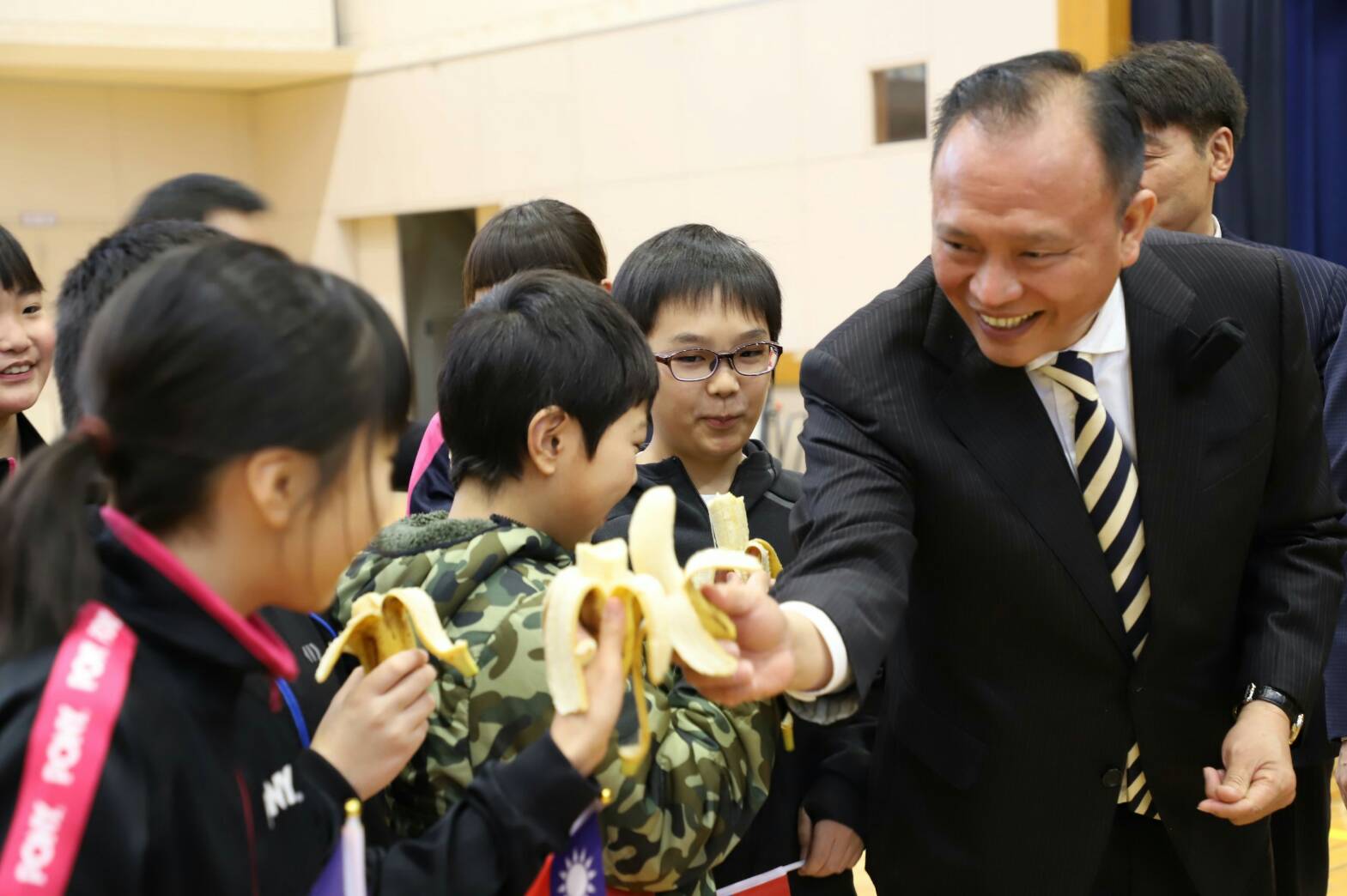 Minister Lin enjoyed Taiwan bananas with children from Harasato Elementary School.