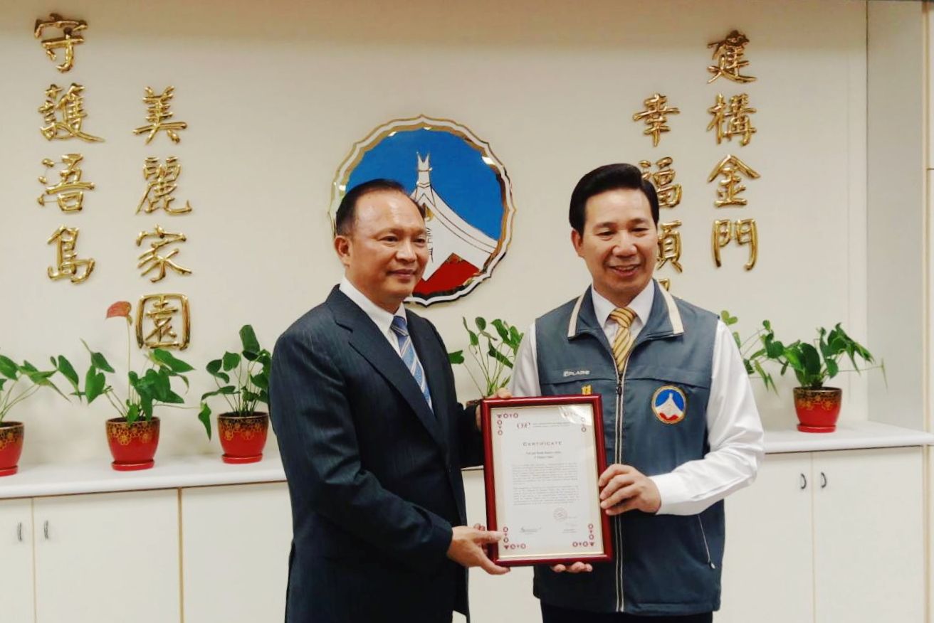 COA Minister Lin Tsung-Hsien presents the certificate in Kinmen.
