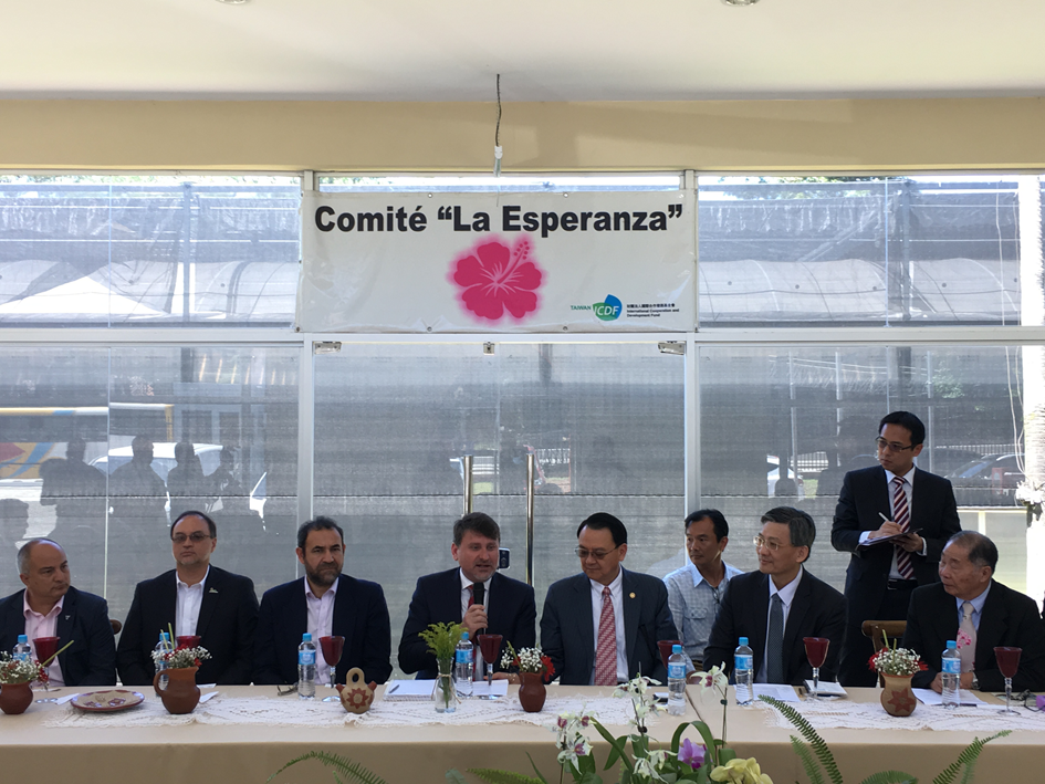 A meeting with Paraguay’s Minister of Agriculture and Livestock Denis Lichi and relevant officials (Minister Lichi is fourth from left, third from right in the front row is ROC Ambassador to Paraguay Diego Chou, and second from right in the front row is Hung Chung-hsiu, Director-General of the COA’s Department of International Affairs).