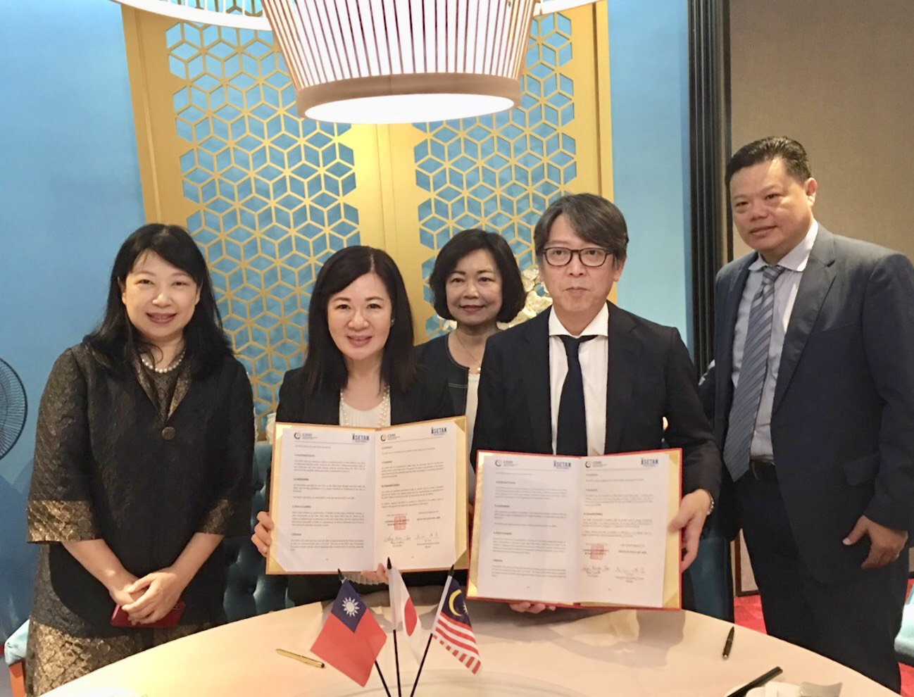 COA divisional chief Tang Shu-hua and Taiwan’s representative in Malaysia Anne Hung were present at the signing of the MOU between the CDRI and Isetan of Japan.