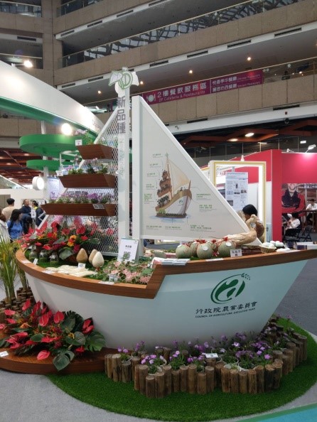 The new varieties bred by COA  were showed in the pavilion.　