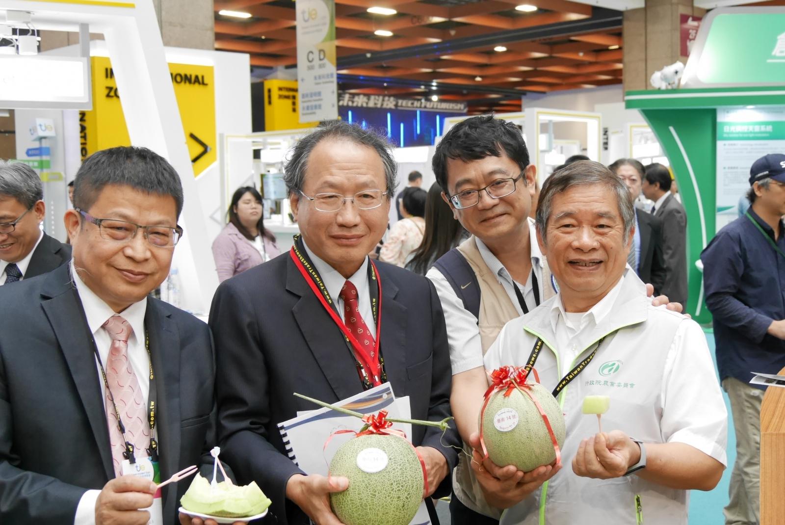 COA Deputy Minister Huang Chin-Cheng presented products.