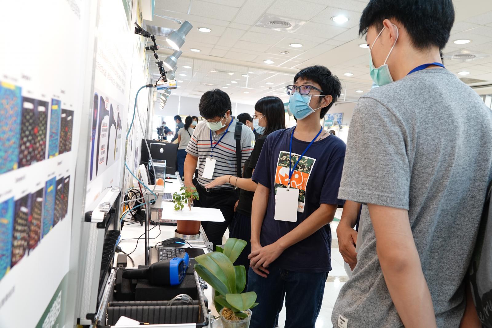 For the event a special area was set up for a “joint display of the successes of leading industries for smart agriculture.”