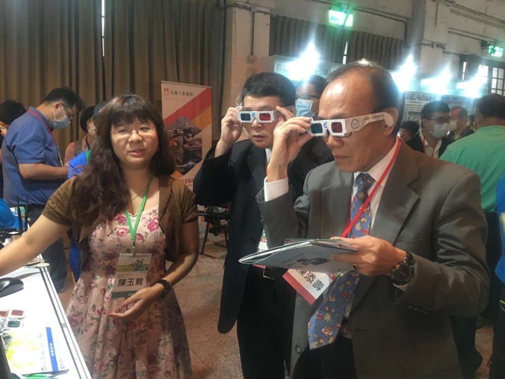COA Deputy Minister Chen Tian-shou and Soil and Water Conservation Bureau Director General Lee Chen-Yang used 3D glasses to observe underground well drilling technology in three dimensions.  