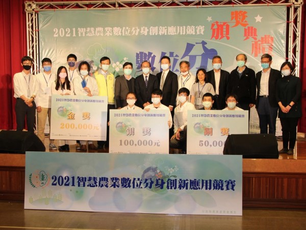 The group photo of prize winners.