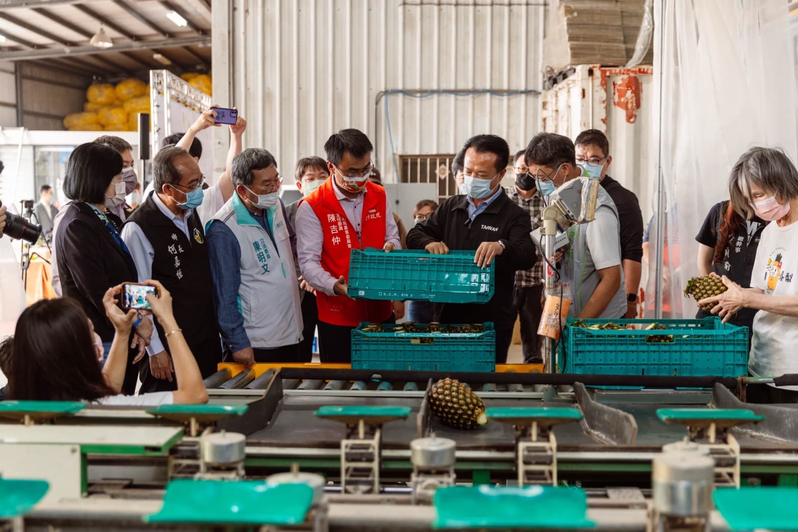 An on-site introduction on reusable shipping baskets.