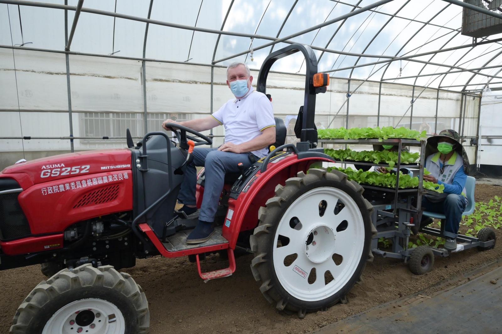 Lithuanian Vice Minister of Agriculture Egidijus Giedraitis visited the Taoyuan District Agricultural Research and Extension Station to learn about the operation of vegetable transplantation machinery and other technology and during the visit he personally operated labor-saving machinery.