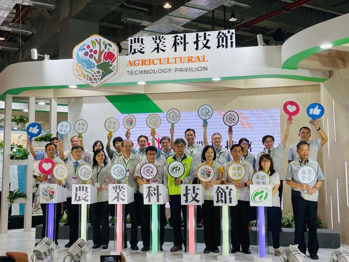Group photo of officials at the opening of the “Agricultural Technology Pavilion” at the “2022 BIO Asia-Taiwan Exhibition.”