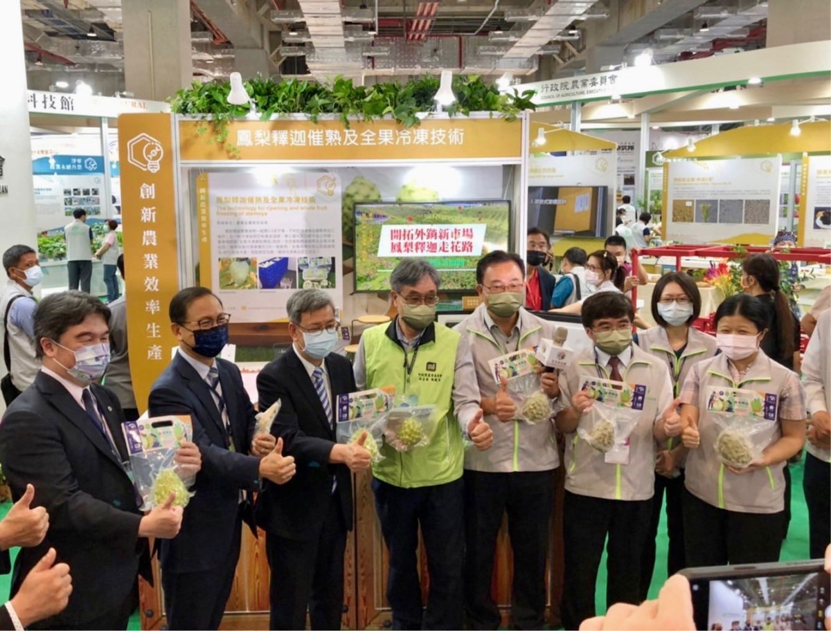 Former Vice President Chen Chien-jen (third from left) visited the Agricultural Technology Pavilion and had a look at “the technology for ripening and whole fruit freezing of atemoya.”