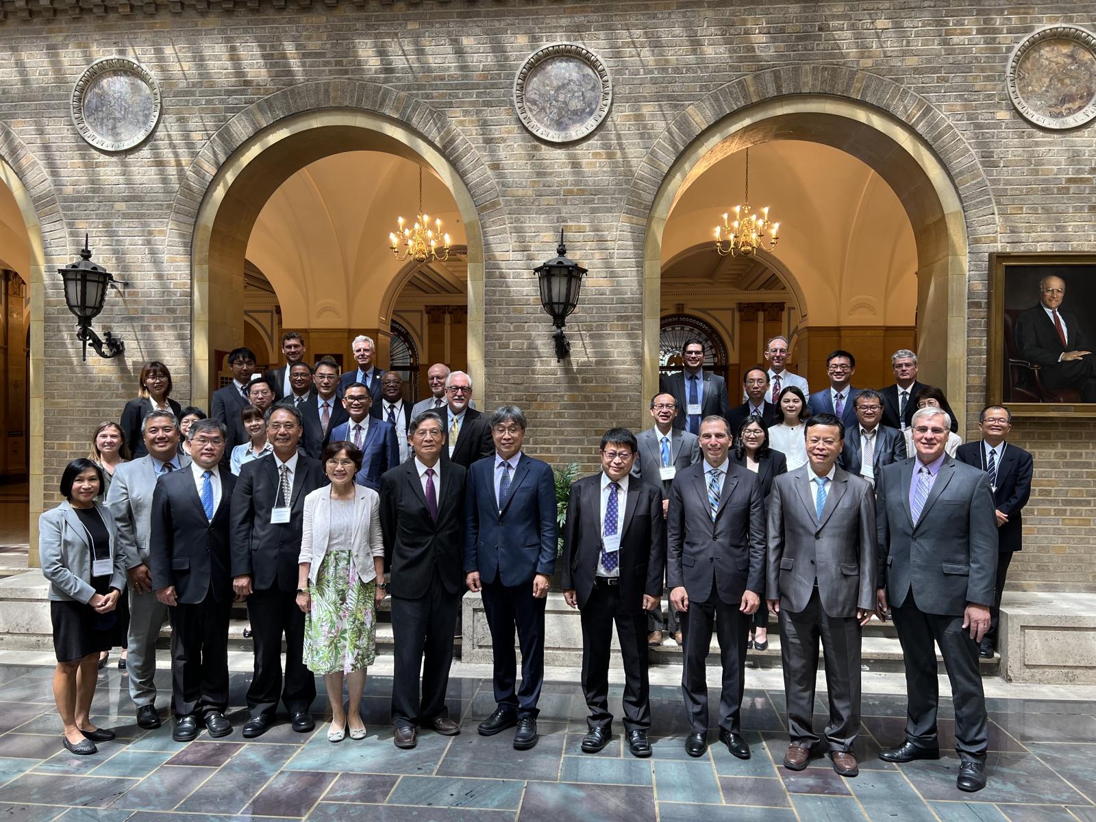 Taiwan’s delegation and representatives of the US Agricultural Research Service take a group photo in the main hall of the US Department of Agriculture.