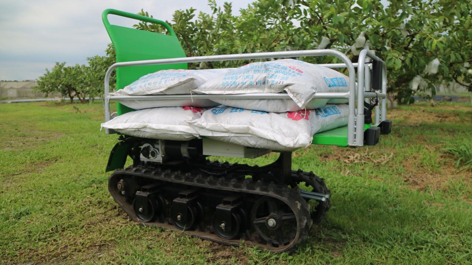 The “crawler type electric intelligent transport machine” can carry up to 200 kilograms, despite being only 135 centimeters in length and 60 centimeters wide; its small size makes it easy to move and turn around in the narrow spaces in farm fields.