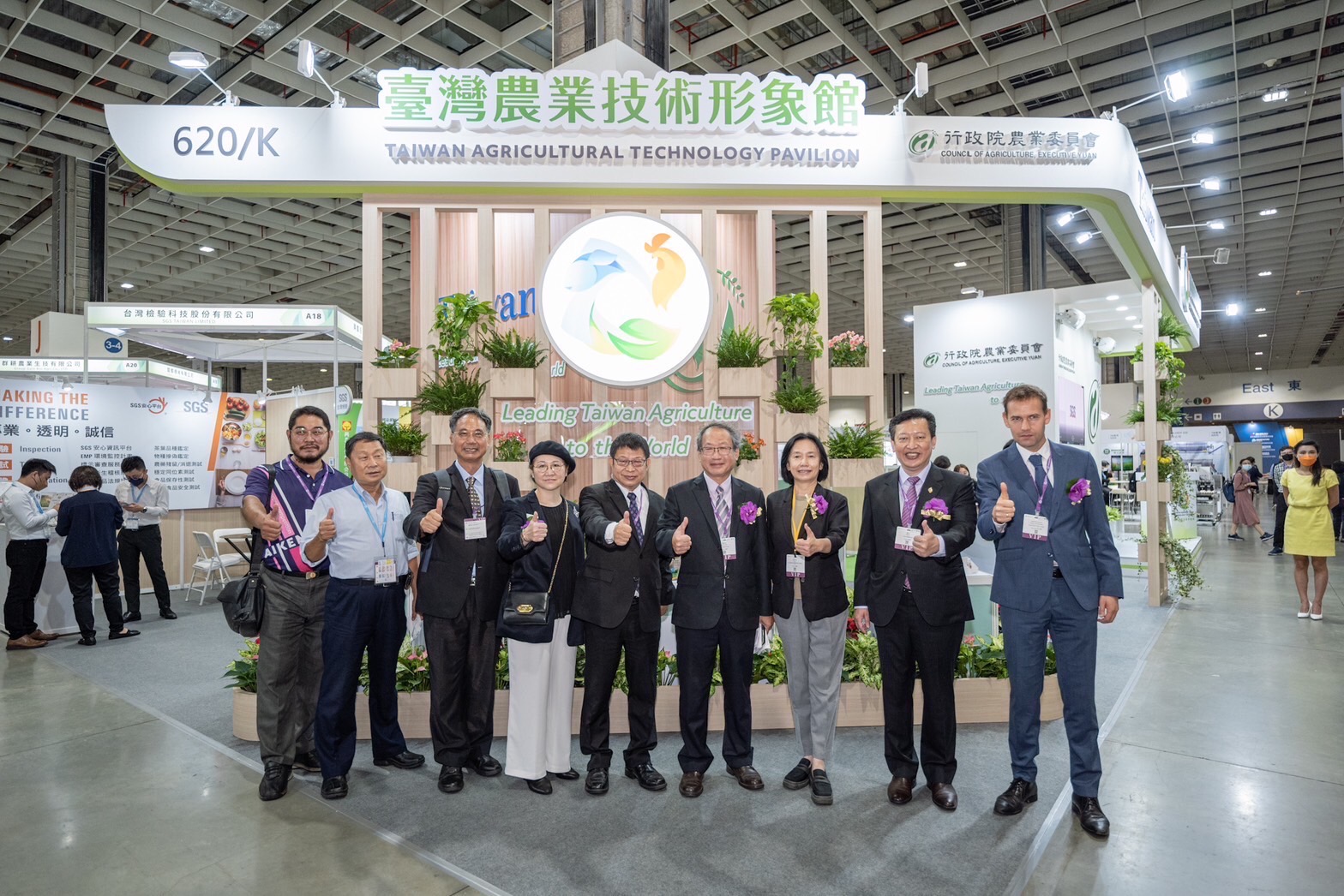 A group photo of the VIP tour at the Asia Agri-Tech Expo & Forum.