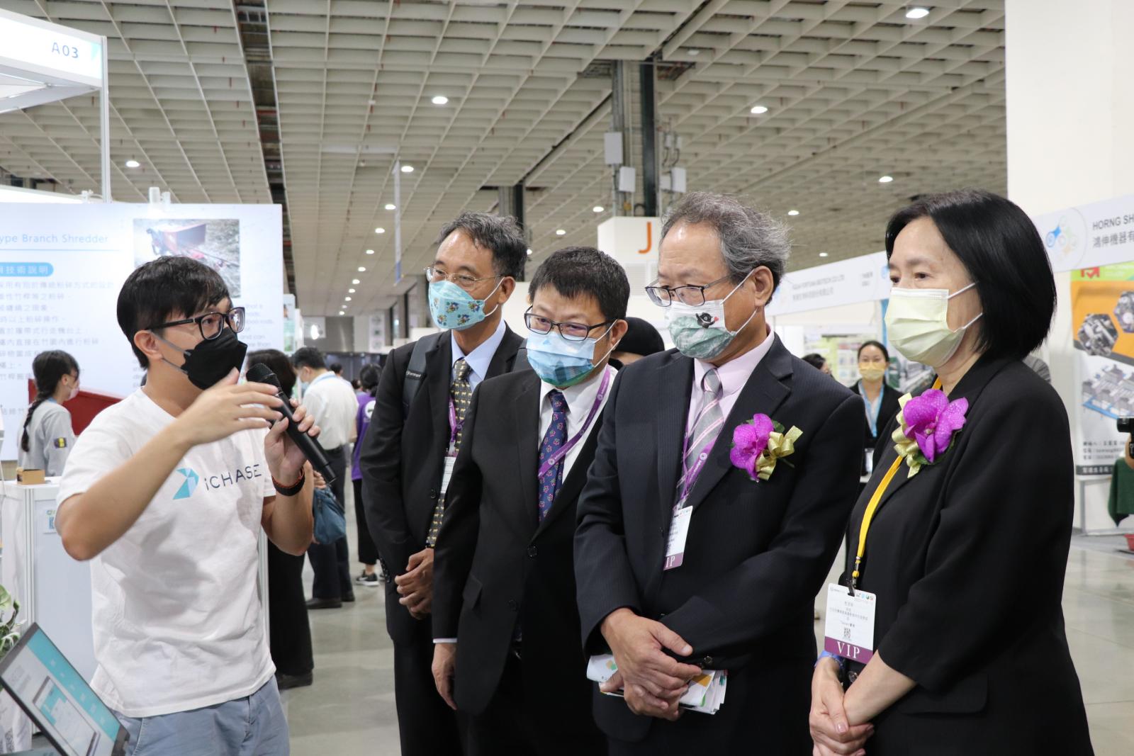 Deputy Minister Chin-Cheng Huang of the Council of Agriculture visits the Taiwan Agricultural Technology Pavilion.