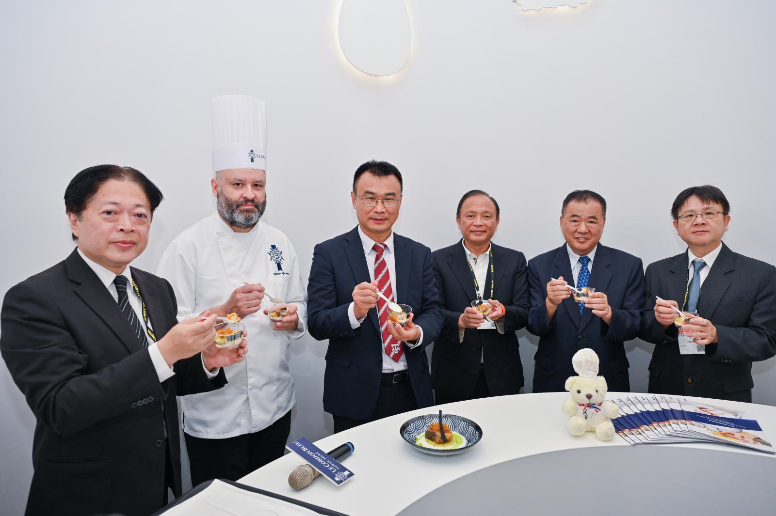 Figure 4：A group photo including Minster Chen and chefs from Le Cordon Bleu Kaohsiung.