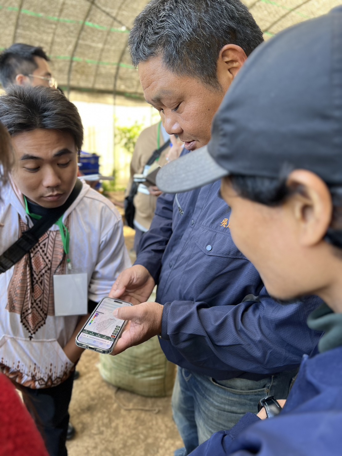 The head of the “Peifang Comprehensive Organic Farm,” surnamed Wu, demonstrated to students how he uses his cell phone to access an intelligent monitoring and control system.