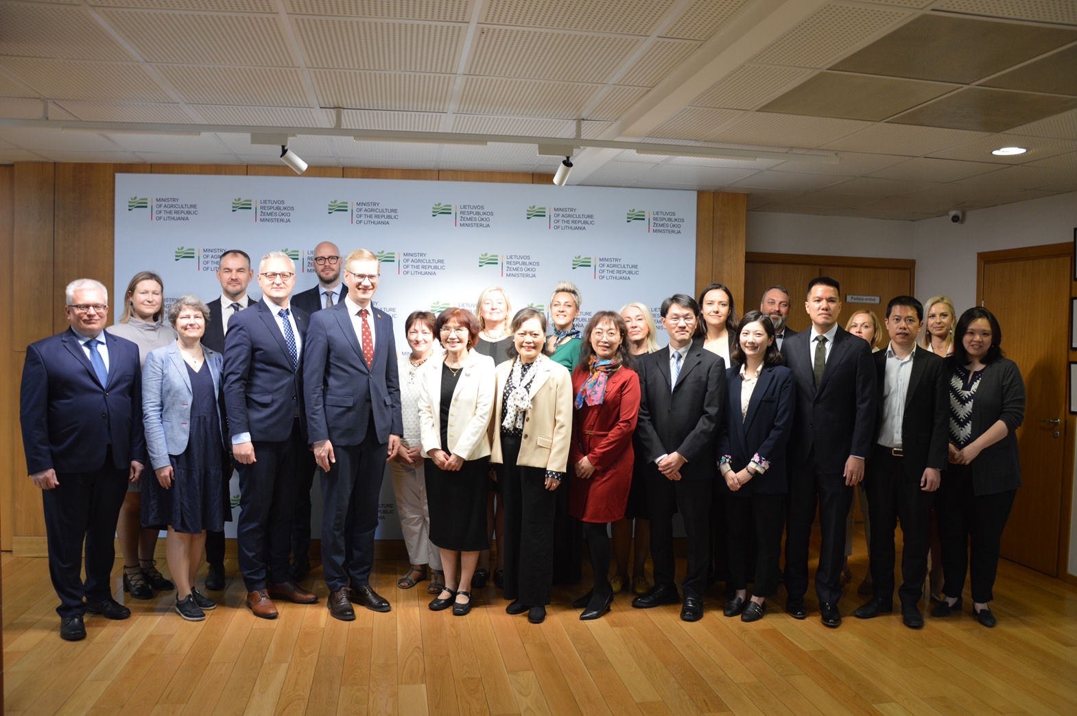 Following the “2nd Taiwan-Lithuania Agricultural Working Group Meeting,” the deputy ministers of agriculture, representatives of the two ministries of agriculture, and members of issue-focused units posed for this group photo.