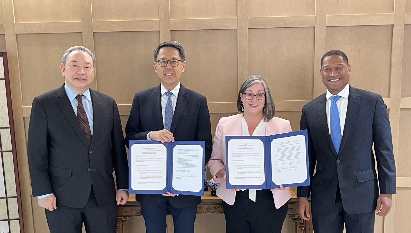 Figure 1_China’s representative in the United States, Minister Jiang Sen, and Ingrid Larson, executive director of the American Institute in Taiwan (AIT), took a group photo after the signing ceremony.