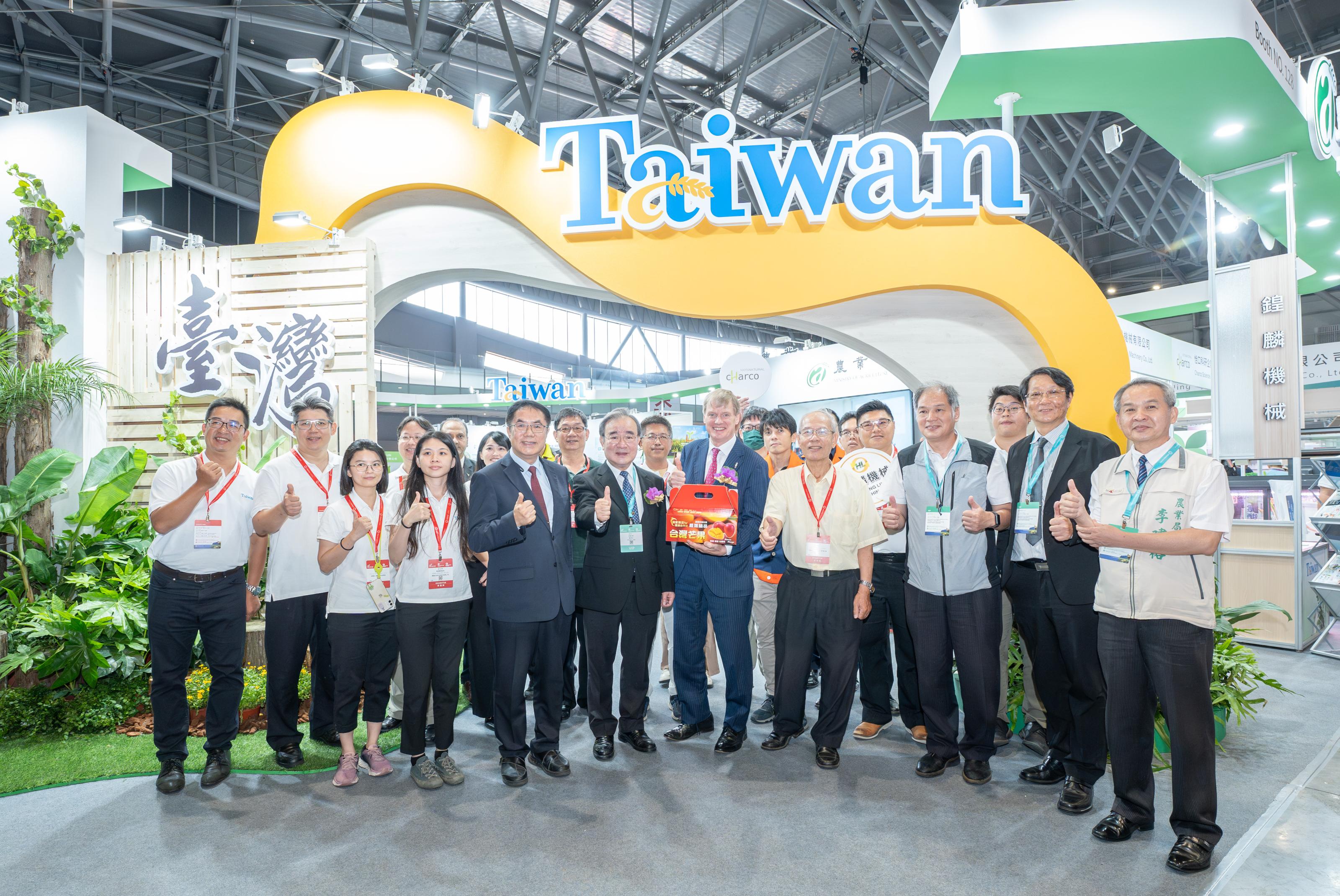 A group photo of guests at the Expo and exhibitor firms from the Taiwan Pavilion.