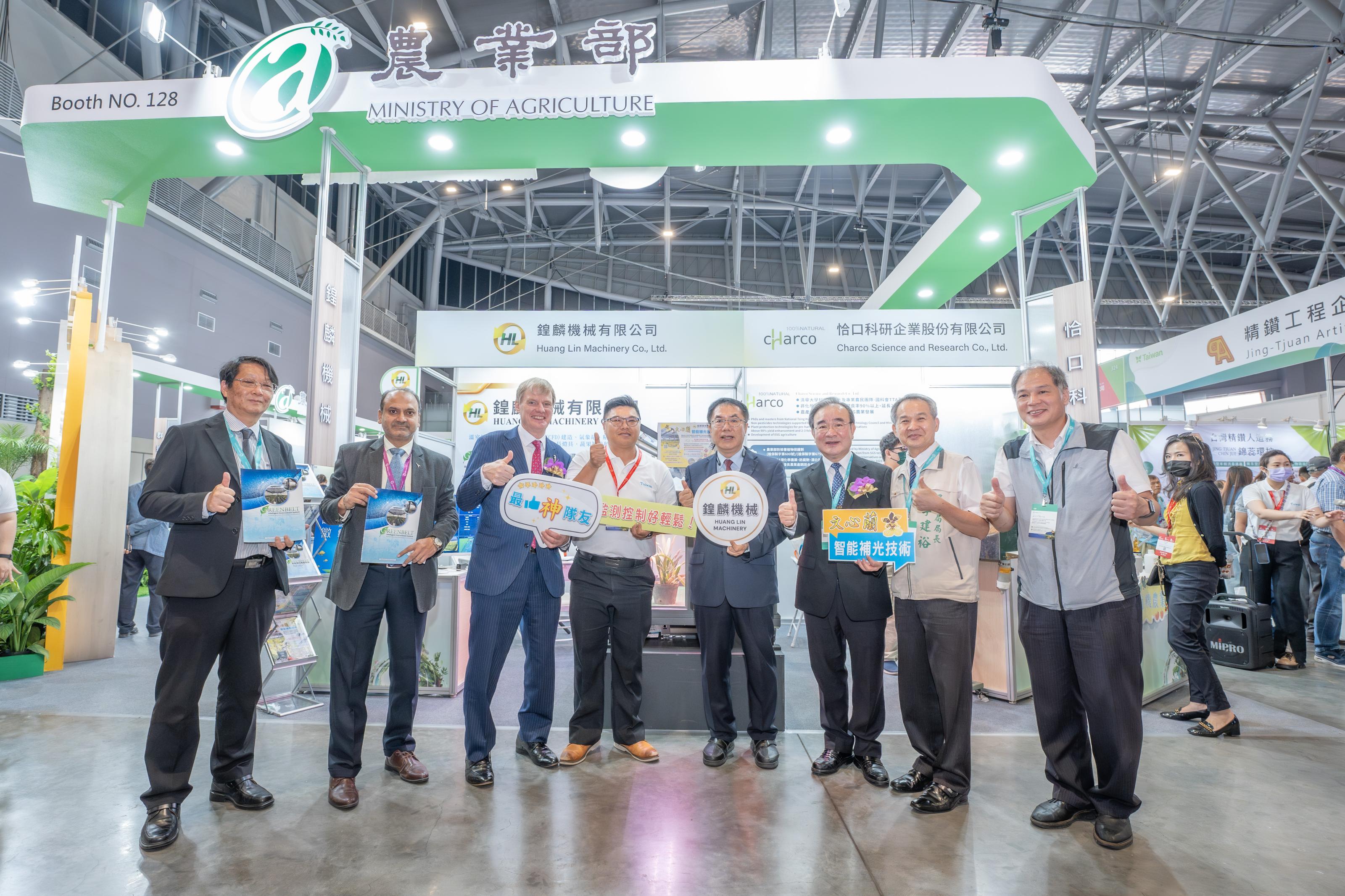 Deputy Minister of Agriculture Hu Jong-i and Tainan Mayor Huang Wei-che personally visited the Taiwan Pavilion to lend encouragement to firms exhibiting their products there.