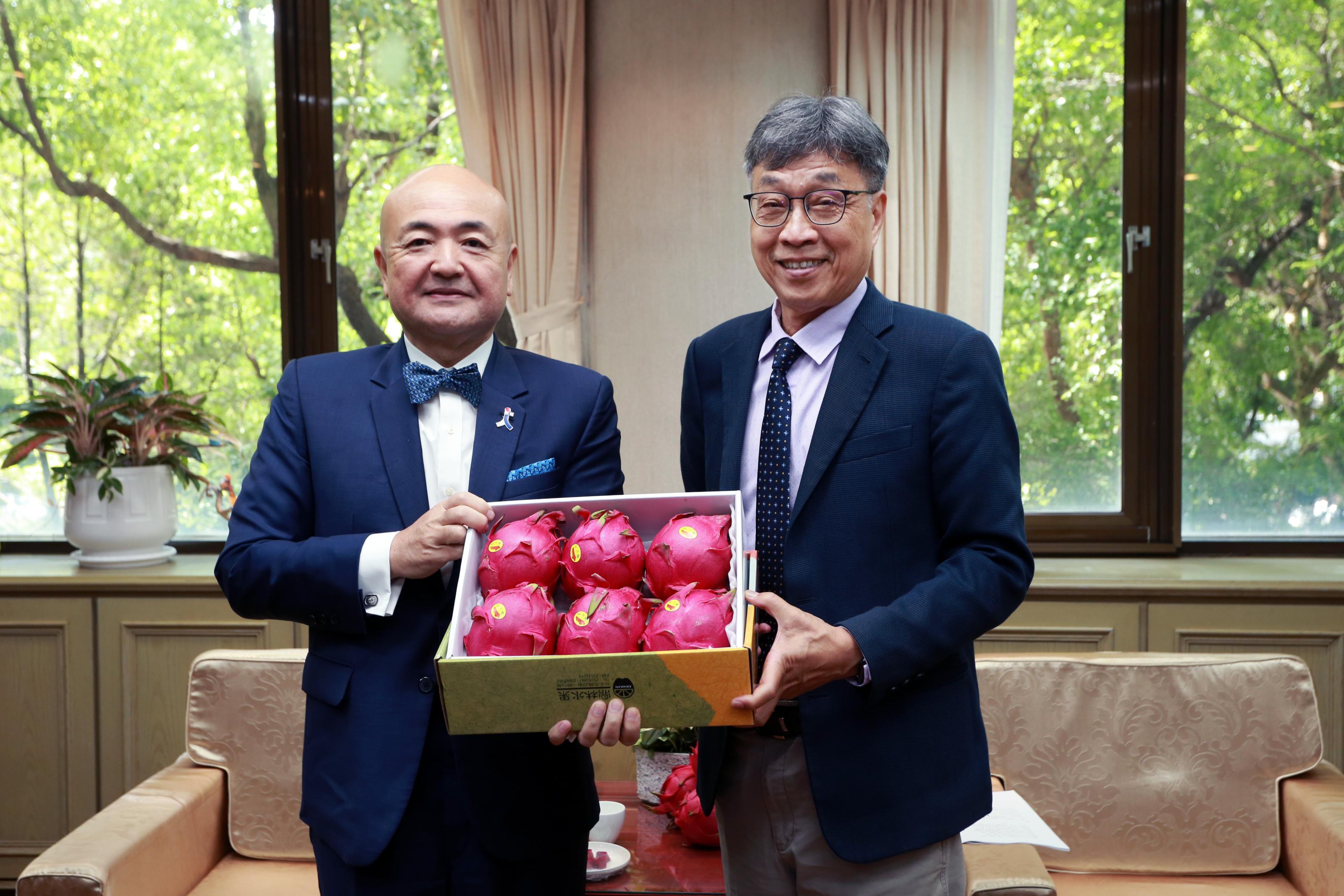 A photo of Minister of Agriculture Chen Junne-jih (right) with Japan-Taiwan Exchange Association Chief Representative Kazuyuki Katayama (left).