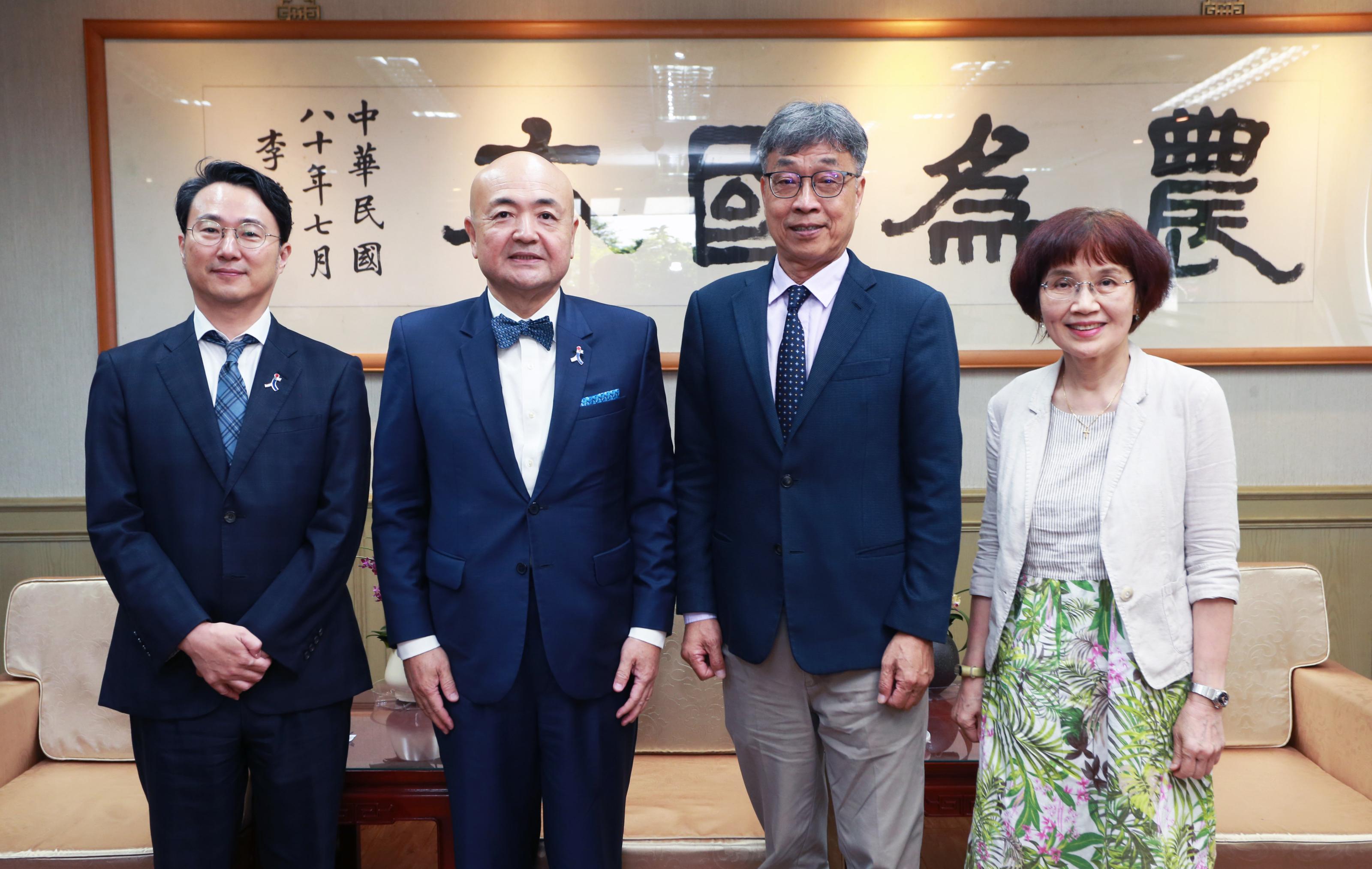 A photo of representatives of Taiwan’s Ministry of Agriculture (MOA) and the Japan-Taiwan Exchange Association (JTEA): (from left) JTEA Deputy Representative Takashi Hattori, JTEA Chief Representative Kazuyuki Katayama, Minister of Agriculture Chen Junne-jih, and Grace Lih-fang Lin, Director-General of the MOA’s Department of International Affairs.