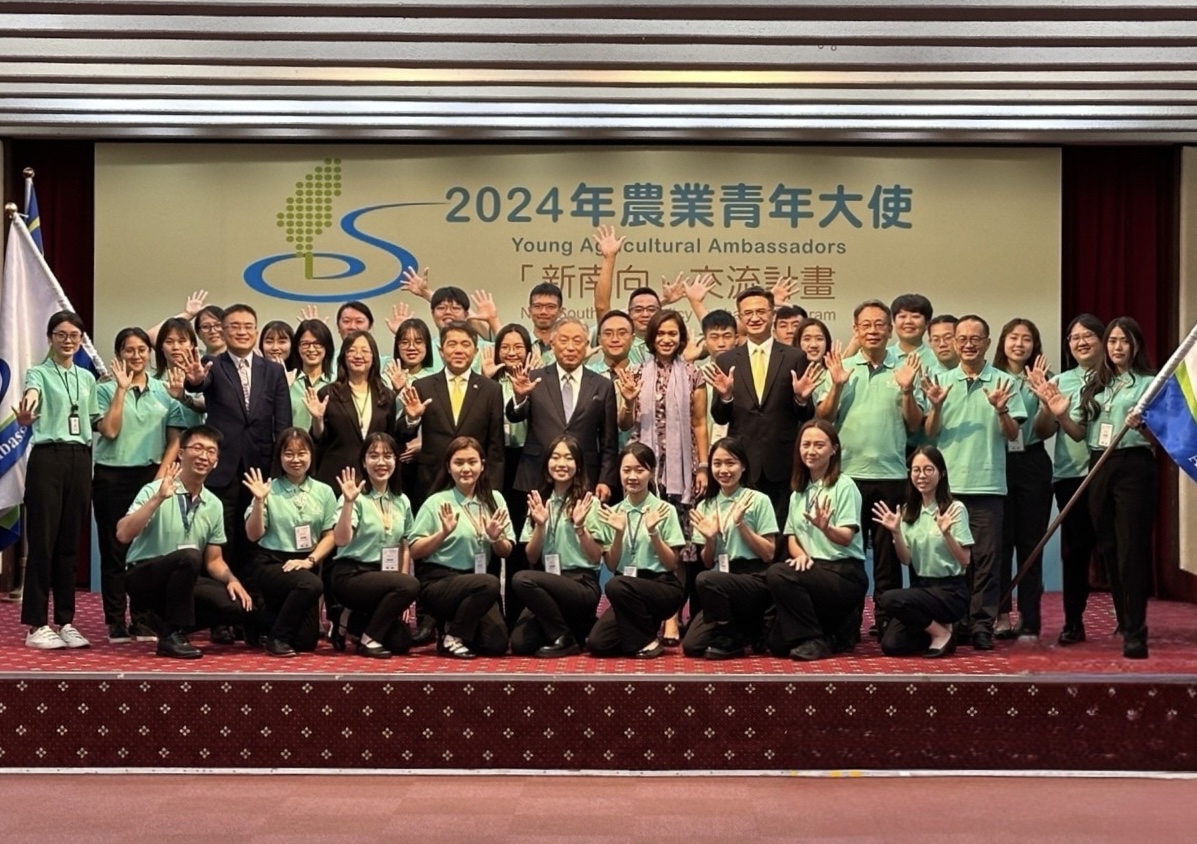 Featured guests take a collective photograph with the 2024 Young Agricultural Ambassadors. Fifth from left in the second row is Representative Narong Boonsatheanwong of the Thailand Trade and Economic Office (Taipei), sixth from left is Deputy Minister of Foreign Affairs Tien Chung-kwang, and seventh from left is Representative Aznifah Isnariah Binti Abdul Ghani of the Malaysian Friendship and Trade Centre, Taipei.