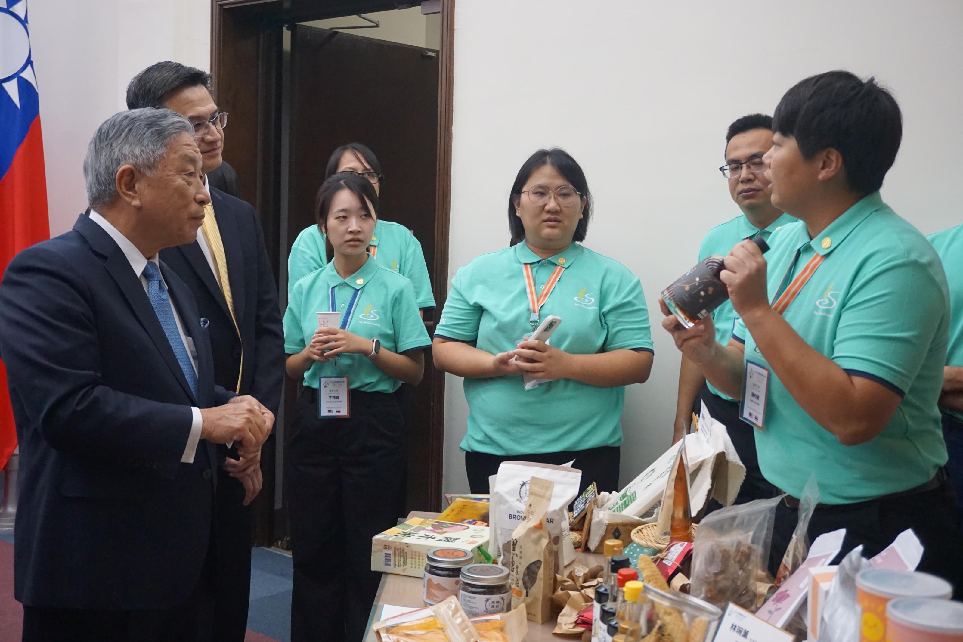 2024 Young Agricultural Ambassadors introduce agricultural and fisheries products from their hometowns to Deputy Minister of Foreign Affairs Tien Chung-kwang.