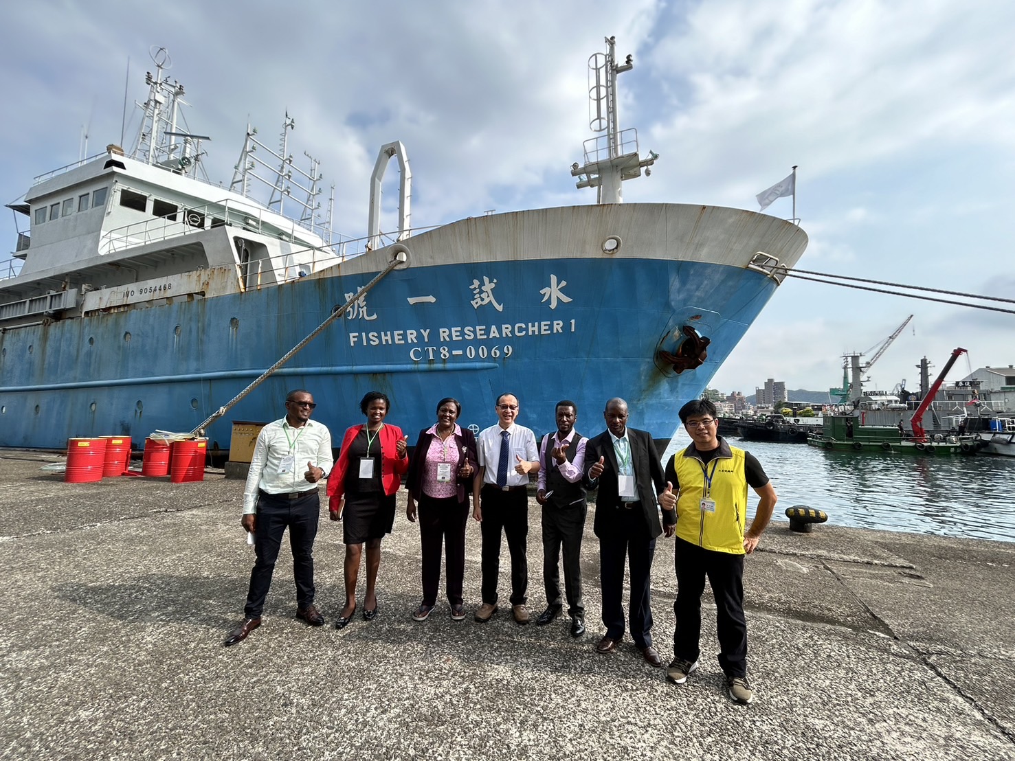 The Kenyan delegation visited a research vessel of the Fisheries Research Institute to learn about the work of surveying marine ecological resources.