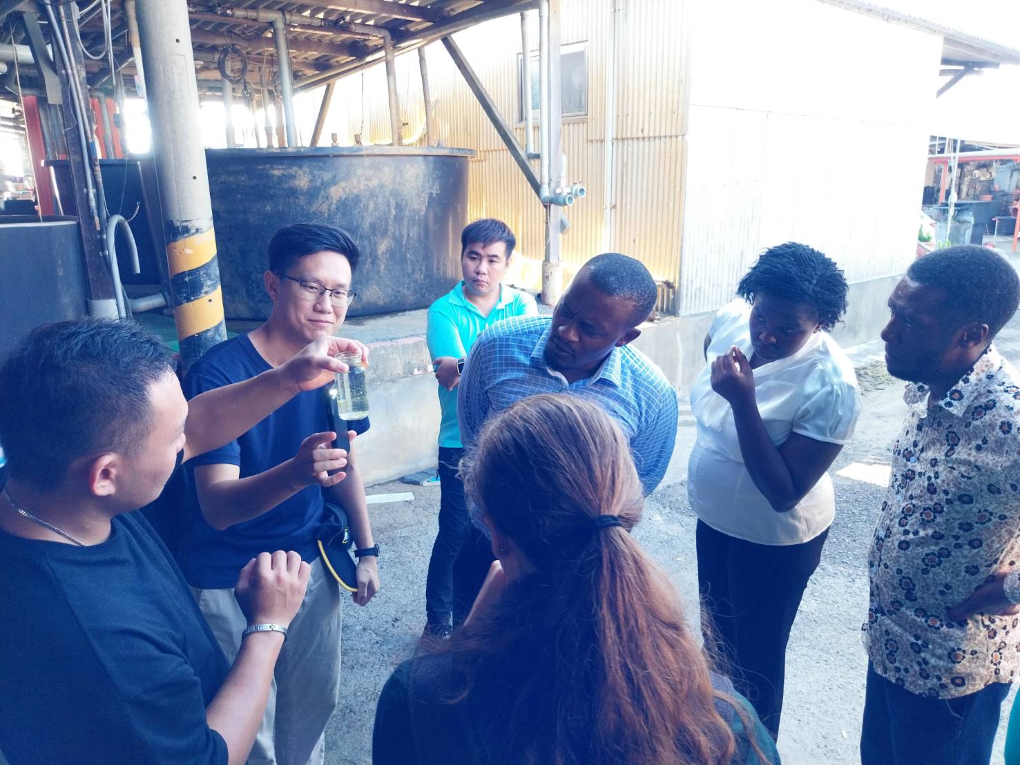 The Kenyan delegation visited a business in Tainan to better understand the operating model of the food organism industry.