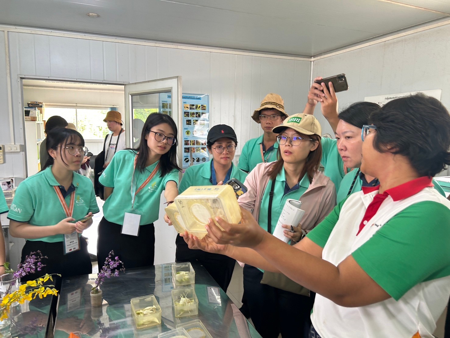 Taiwan’s Young Agricultural Ambassadors paid a visit to the regional office for East and Southeast Asia of the World Vegetable Center, where a researcher introduced a program for implementation of biological protection of agriproducts.