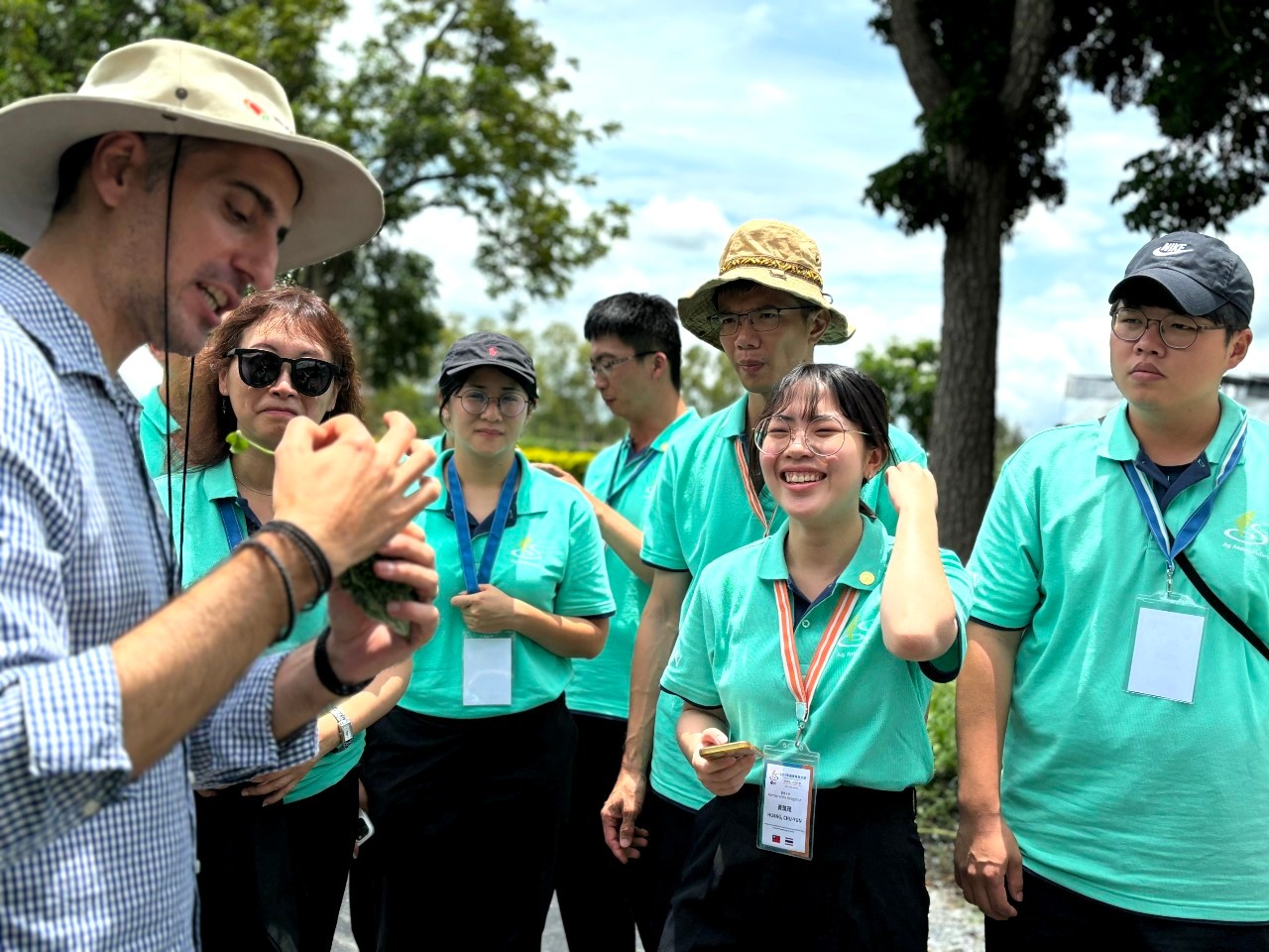 This photo shows a researcher introducing Taiwan’s Young Agricultural Ambassadors to an ongoing breeding program at the regional office for East and Southeast Asia of the World Vegetable Center.