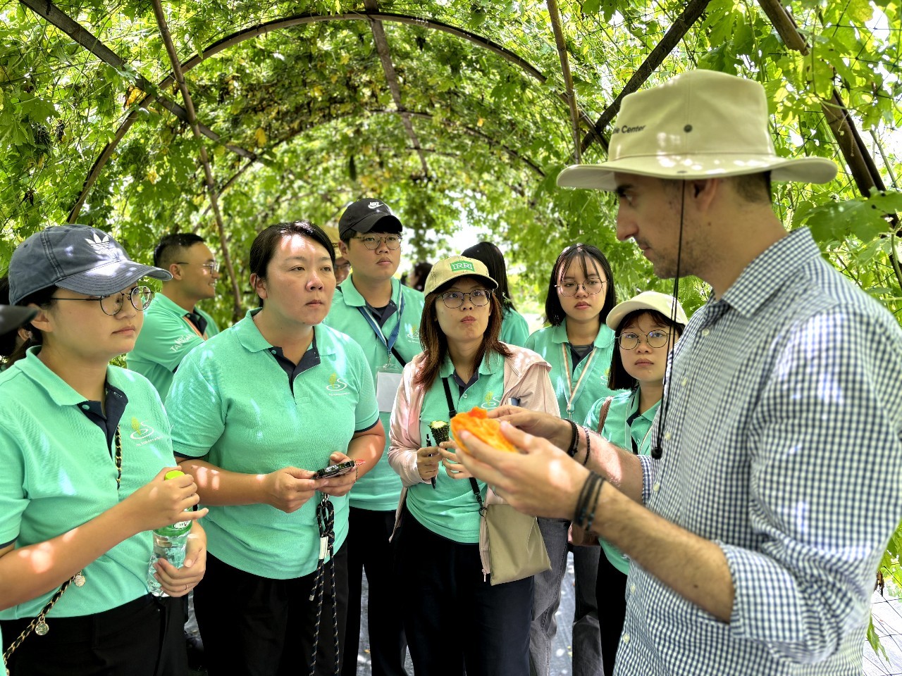 This photo shows a researcher introducing Taiwan’s Young Agricultural Ambassadors to seed collection for bitter melon, part of an ongoing WorldVeg program, during their visit to the regional office for East and Southeast Asia of the World Vegetable Center.