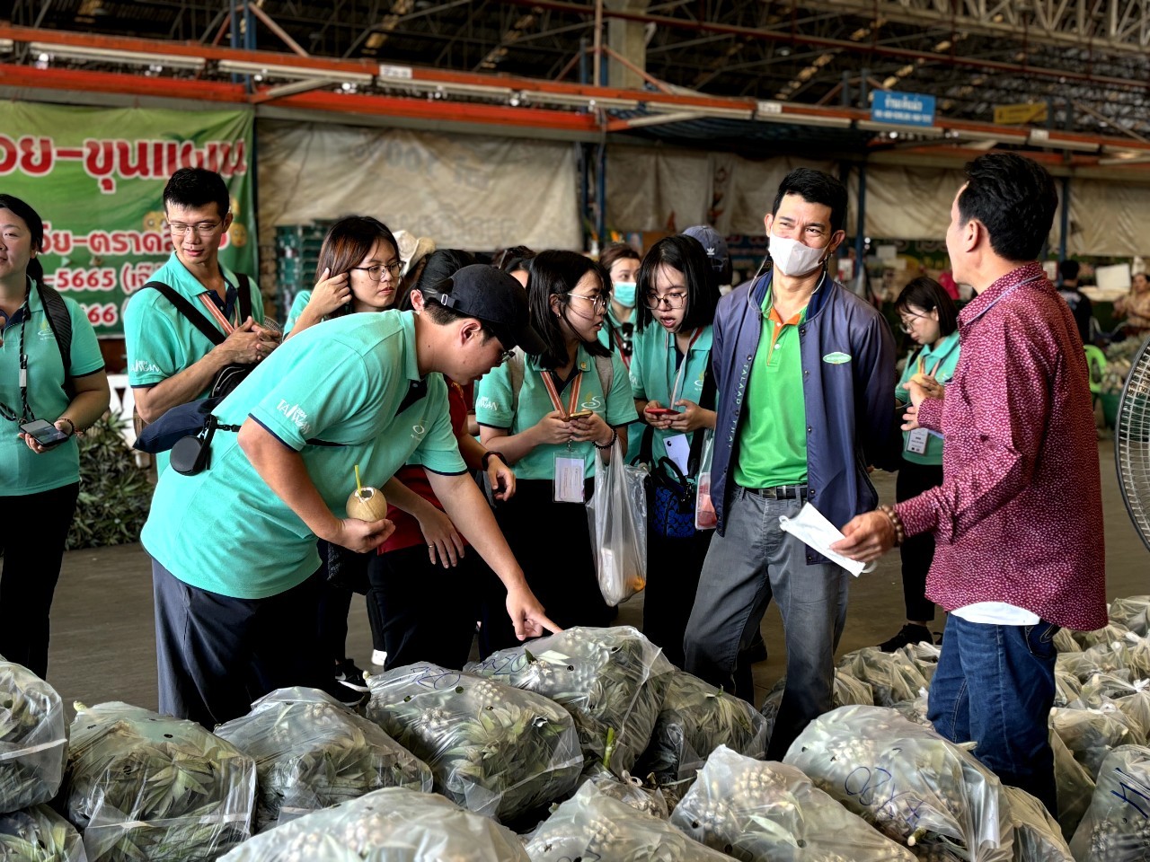 Taiwan’s Young Agricultural Ambassadors visited a Talaad Thai Market where they exchanged information with local pineapple business people on methods for harvesting and peeling pineapples.