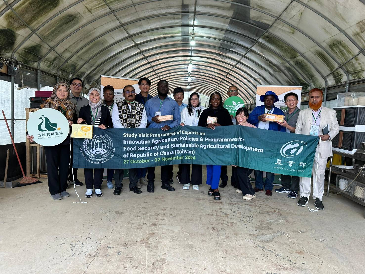 Experts from AARDO member countries visited an organic farm during their study visit in Taiwan.